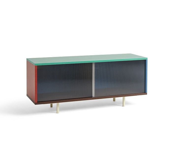 Farbenfrohes Hay Sideboard mit Glasschiebetüren und farbigen Seitenwänden für modernes Wohnen.